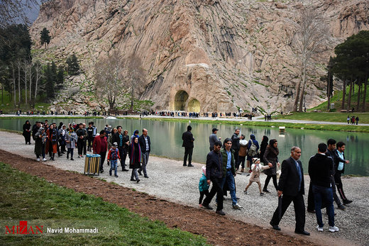 گردشگران نوروزی در طاق بستان