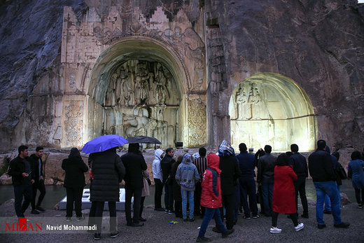 گردشگران نوروزی در طاق بستان