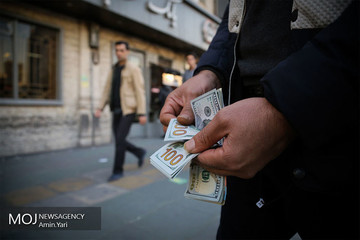 کاهش اندک قیمت دلار در بازار/ یورو ۱۵.۲۰۰ تومان شد