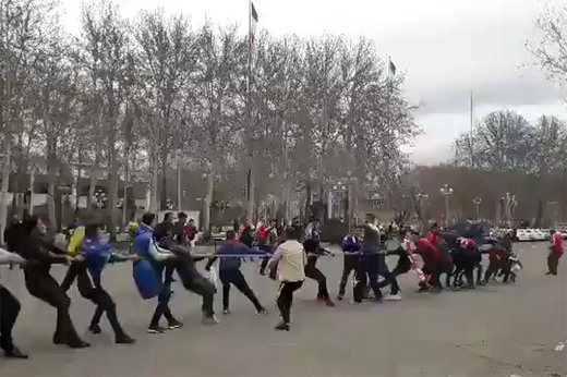 فیلم | مسابقه طناب‌کشی هواداران استقلال و پرسپولیس در آزادی