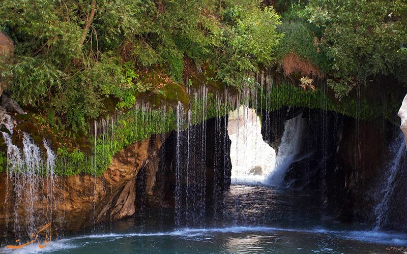 خنکای طبیعت زیبای اصفهان در اوج گرمای تابستان/ از غارهای قله‌بزی تا آبشار دیدنی «آب ملخ»