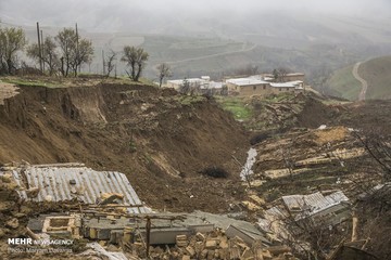 رانش زمین و ریزش بخشی از کوه در روستای گلی از توابع بجنورد