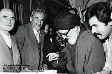 عکس | شرکت مرحوم آیت‌الله طالقانی در رفراندوم جمهوری اسلامی