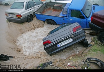 تصاویر | خسارت سیل به ده‌ها خودروی پارک شده در پارکینگ