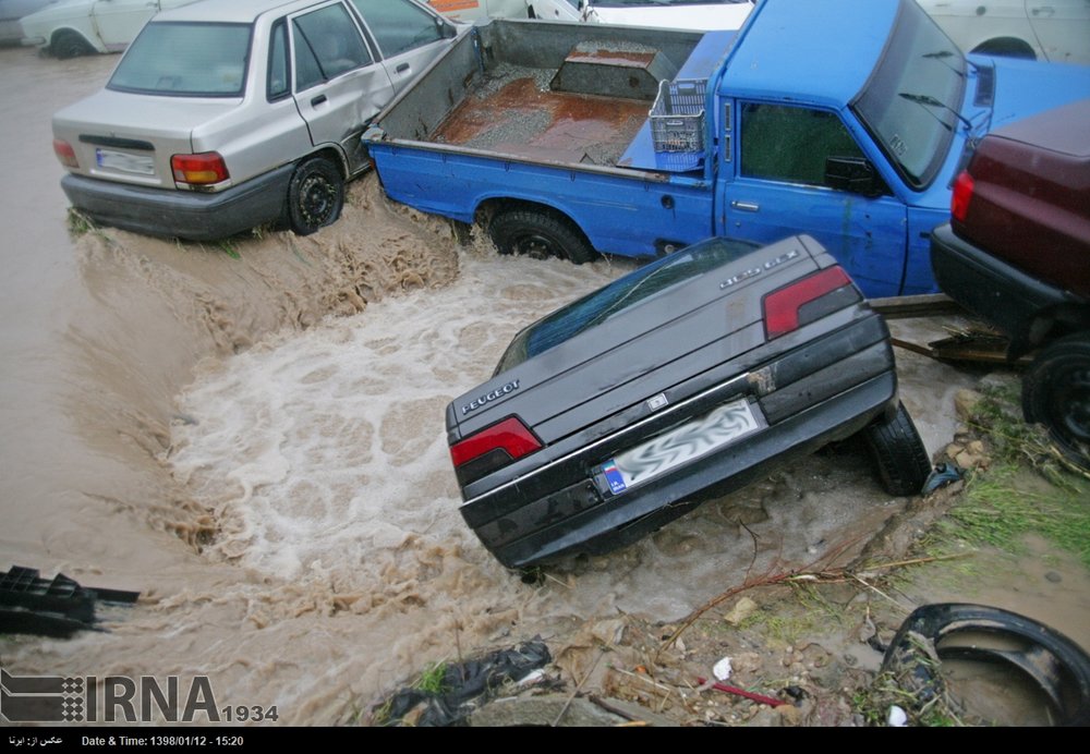 خسارت سیل به ده ها دستگاه خودرو و موتورسیکلت