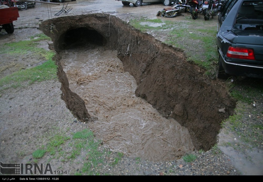 خسارت سیل به ده ها دستگاه خودرو و موتورسیکلت