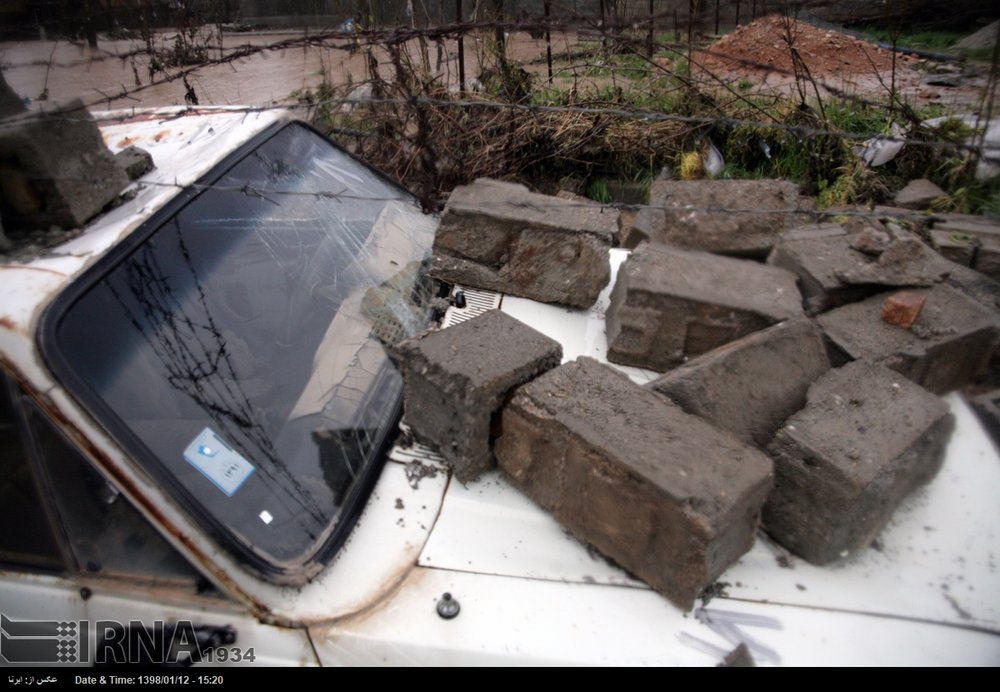 خسارت سیل به ده ها دستگاه خودرو و موتورسیکلت