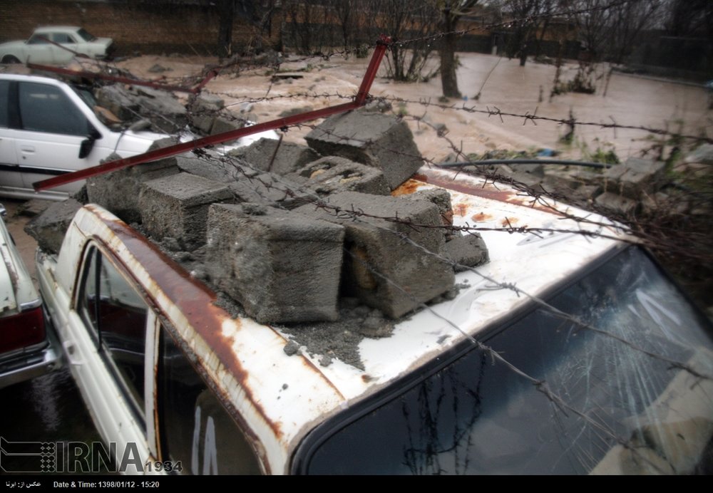 خسارت سیل به ده ها دستگاه خودرو و موتورسیکلت