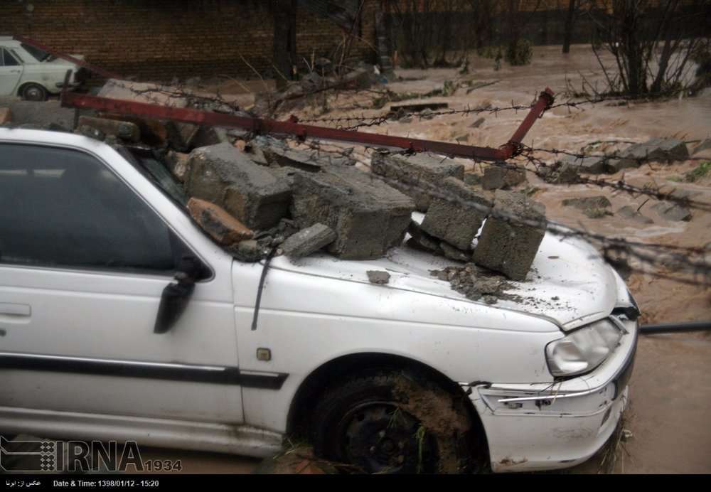 خسارت سیل به ده ها دستگاه خودرو و موتورسیکلت