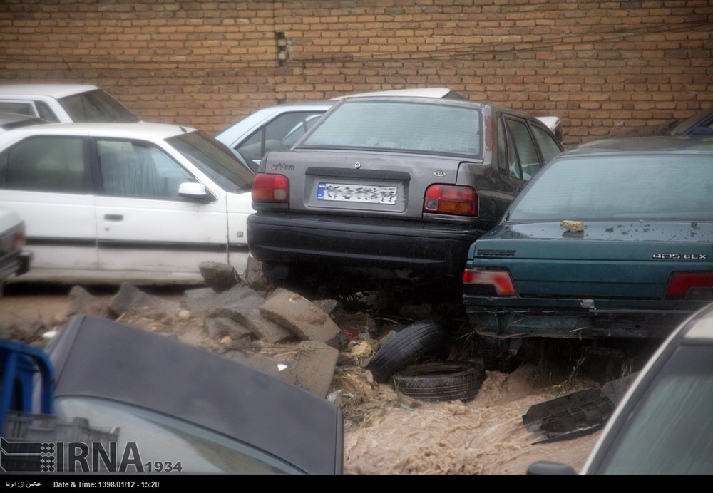 خسارت سیل به ده ها دستگاه خودرو و موتورسیکلت