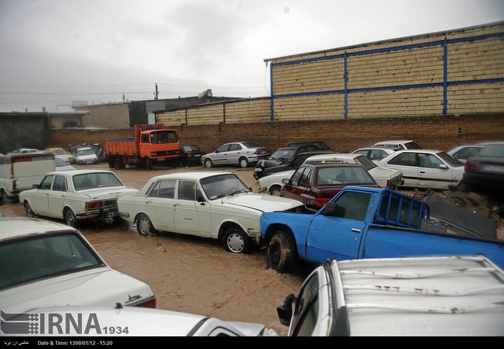 خسارت سیل به ده ها دستگاه خودرو و موتورسیکلت