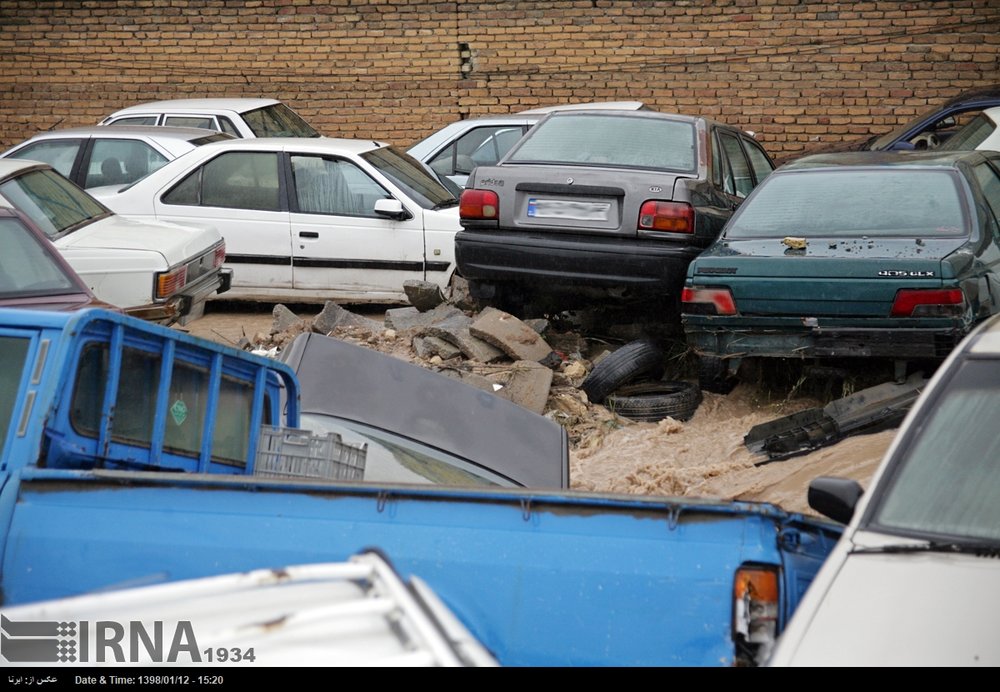 خسارت سیل به ده ها دستگاه خودرو و موتورسیکلت