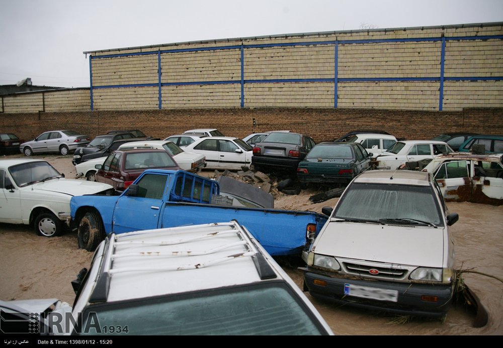 خسارت سیل به ده ها دستگاه خودرو و موتورسیکلت