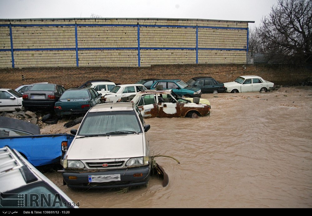 خسارت سیل به ده ها دستگاه خودرو و موتورسیکلت