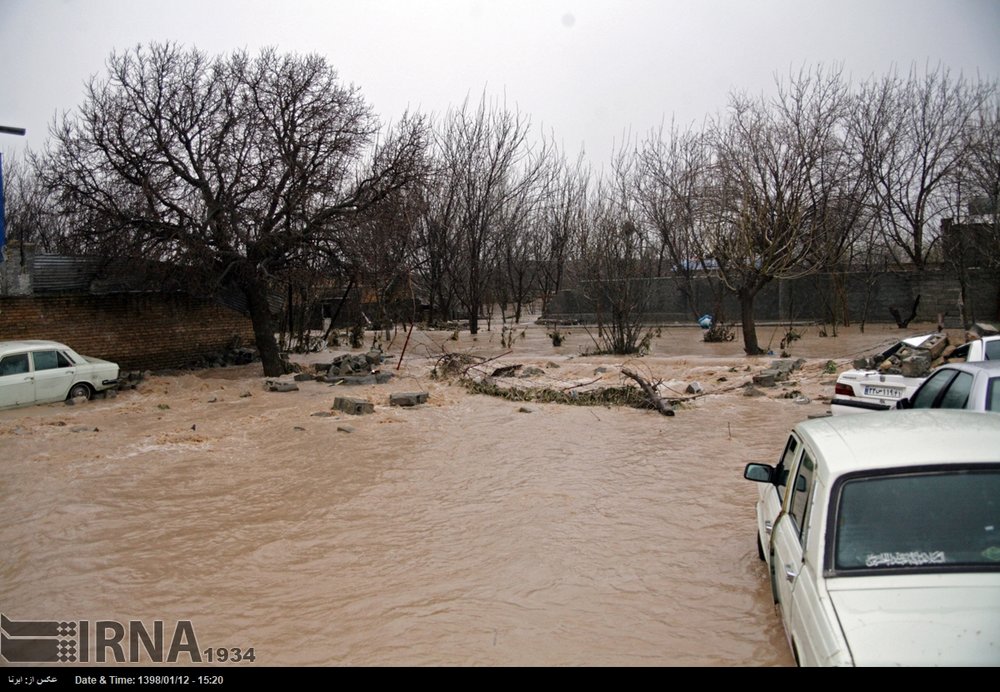خسارت سیل به ده ها دستگاه خودرو و موتورسیکلت