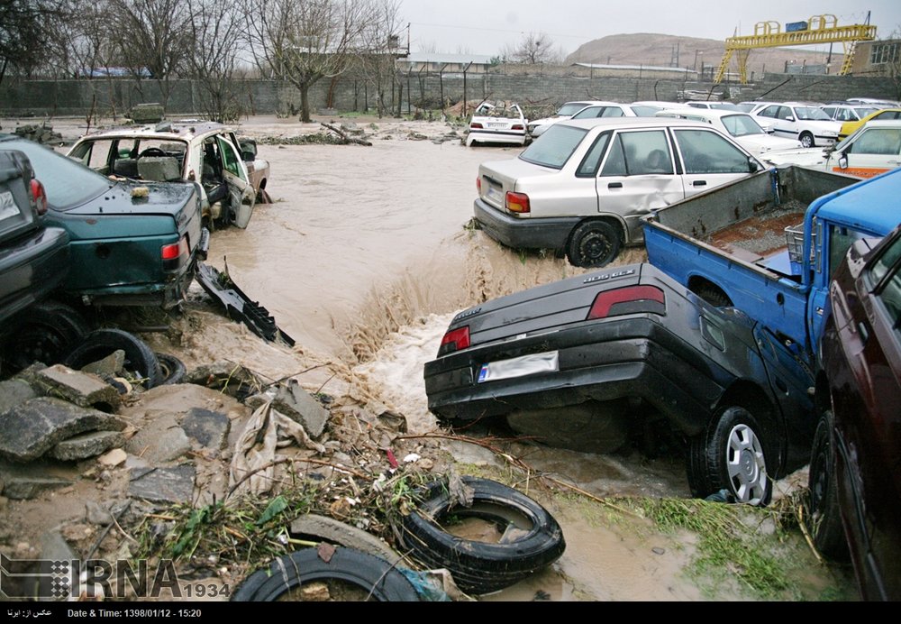 خسارت سیل به ده ها دستگاه خودرو و موتورسیکلت