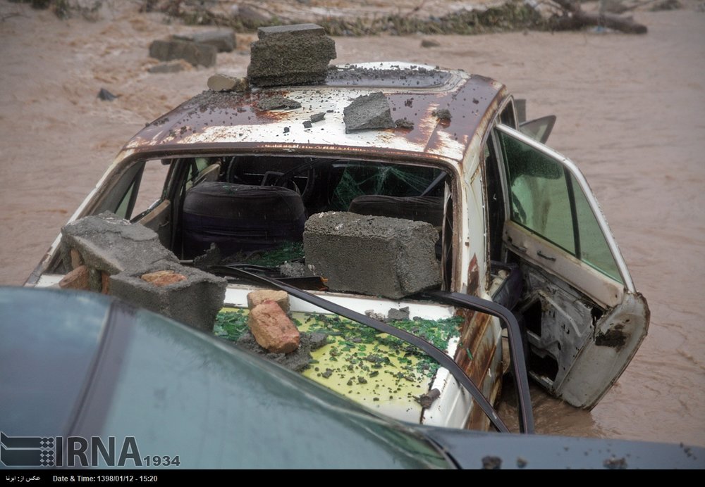 خسارت سیل به ده ها دستگاه خودرو و موتورسیکلت