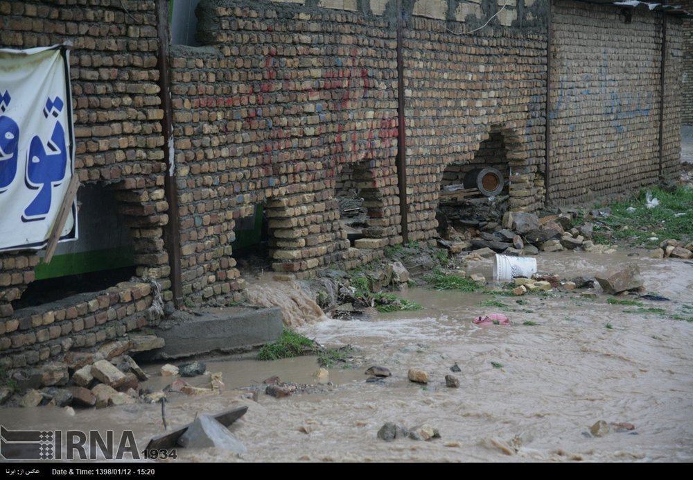 خسارت سیل به ده ها دستگاه خودرو و موتورسیکلت