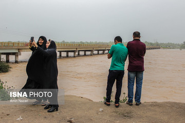 تصاویر | سلفی با سیل!