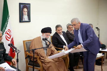 جلسه ویژه بررسی اقدامات و امدادرسانی‌ها به استان‌های سیل‌زده‌ی کشور در حضور رهبر انقلاب