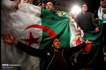 تصاویر | شادی مردم الجزایر بعد از برکناری رئیس جمهور مادم‌العمرشان!