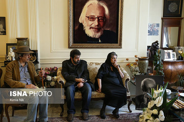 حضور وزیر ارشاد و هنرمندان در منزل مرحوم جمشید مشایخی
