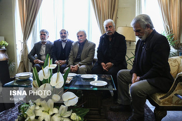حضور وزیر ارشاد و هنرمندان در منزل مرحوم جمشید مشایخی