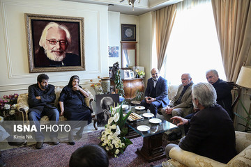 حضور وزیر ارشاد و هنرمندان در منزل مرحوم جمشید مشایخی