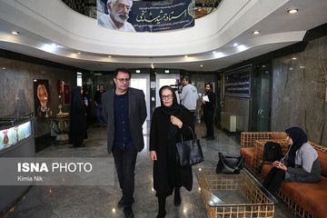 حضور وزیر ارشاد و هنرمندان در منزل مرحوم جمشید مشایخی