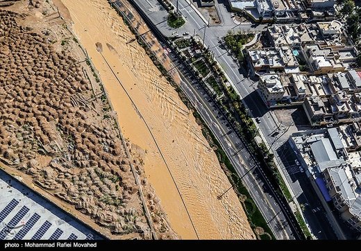 تصاویر هوایی عبور سیل از وسط شهر قم