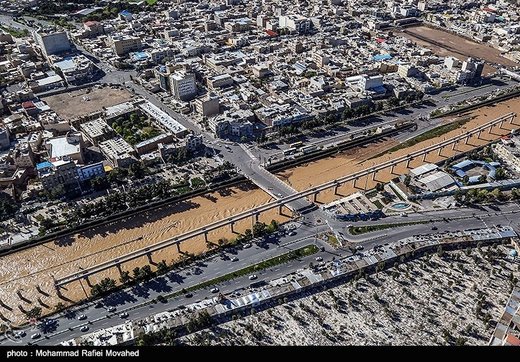 تصاویر هوایی عبور سیل از وسط شهر قم