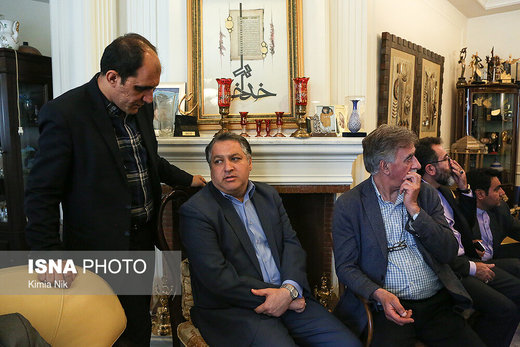 حضور وزیر ارشاد و هنرمندان در منزل مرحوم جمشید مشایخی