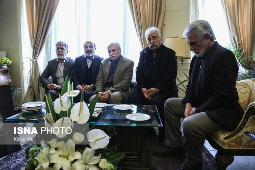 حضور وزیر ارشاد و هنرمندان در منزل مرحوم جمشید مشایخی