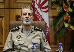 فرمانده کل ارتش: نه تنها در خوزستان که در همه کشور در کنار مردم سیل‌زده حضور داریم
