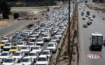 ترافیک پرحجم در آزادراه تهران-کرج/ رعایت فاصله طولی الزامی است