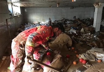 امدادرسانی آتش‌نشانان در مناطق سیل‌زده لرستان/ عکس