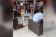 فیلم | دختر ماهینی دست در دست برانکو در فرودگاه