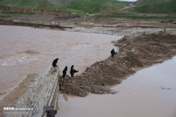تلاش راهداران در مناطق سیل زده لرستان