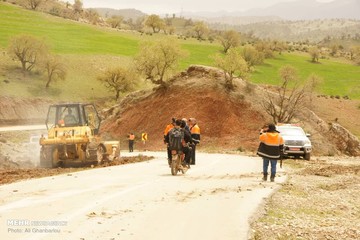 تلاش راهداران در مناطق سیل زده لرستان