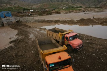 تلاش راهداران در مناطق سیل زده لرستان