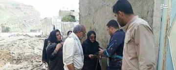 عکس | پیدا شدن کیف طلا در سیل پل‌دختر