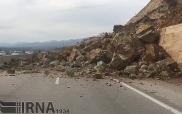 شکاف زمین و دیوار خانه‌ها در روستای حسین‌آباد سمنان