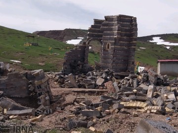 شکاف زمین و دیوار خانه‌ها در روستای حسین‌آباد سمنان