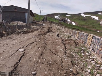 شکاف زمین و دیوار خانه‌ها در روستای حسین‌آباد سمنان