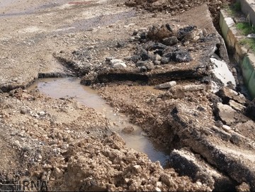 شکاف زمین و دیوار خانه‌ها در روستای حسین‌آباد سمنان