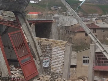شکاف زمین و دیوار خانه‌ها در روستای حسین‌آباد سمنان
