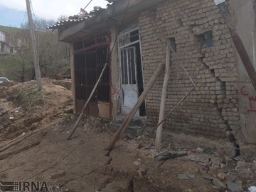 شکاف زمین و دیوار خانه‌ها در روستای حسین‌آباد سمنان