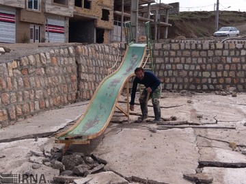 شکاف زمین و دیوار خانه‌ها در روستای حسین‌آباد سمنان