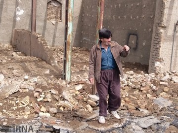 شکاف زمین و دیوار خانه‌ها در روستای حسین‌آباد سمنان