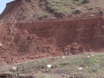 شکاف زمین و دیوار خانه‌ها در روستای حسین‌آباد سمنان